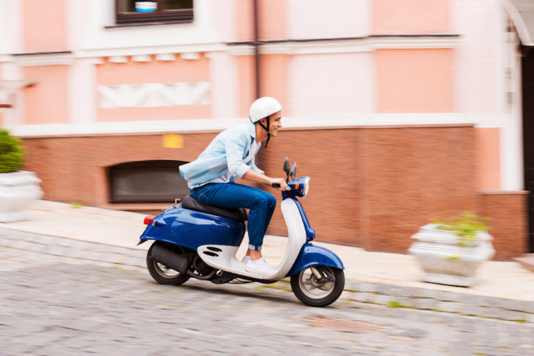 jovenes en moto por menorca